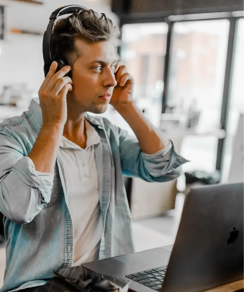 온라인 상담 업무 장면