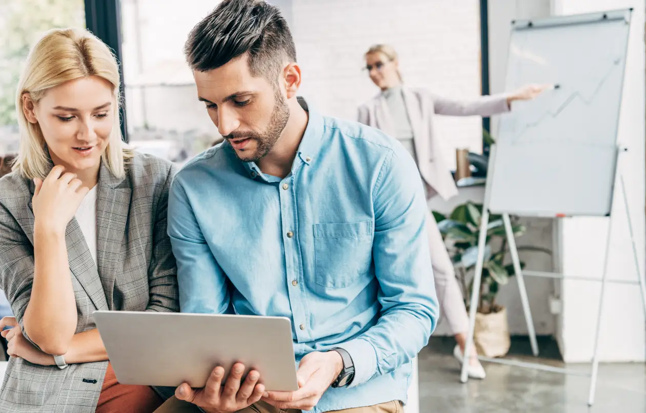 프로젝트 회의 장면